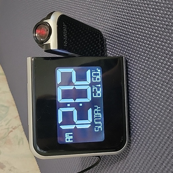 La Crosse Technology Projection Clock - Picture 2 of 4